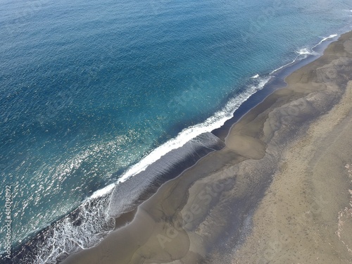 Vue de drone sur la plage de sable noir