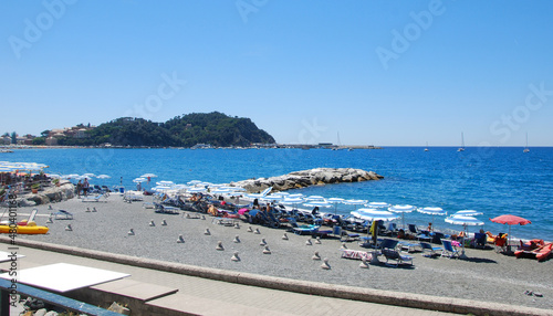 La spiaggia di Sestri Levante in provincia di Genova, Italia.