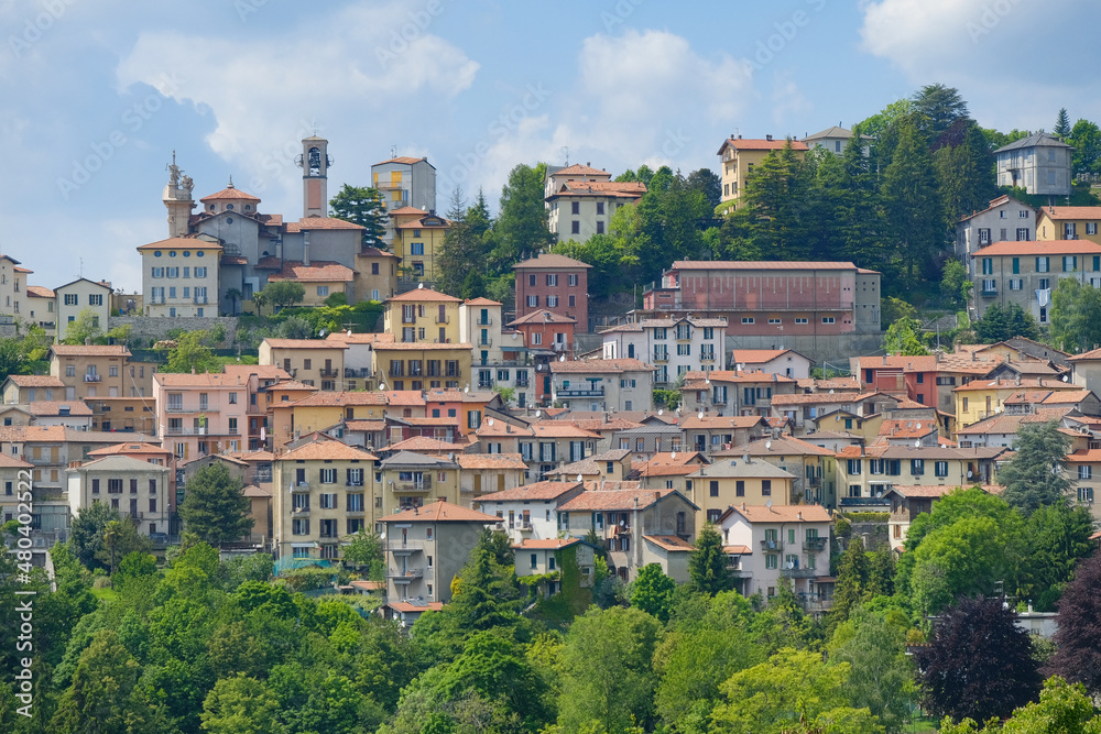 Panoramica del paese di Brunate sui monti sopra Como, Lombardia, Italia.