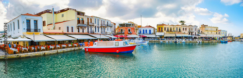 Photo Panorama of Rethymno Venetian port with small cafes and bars, Crete, Greece