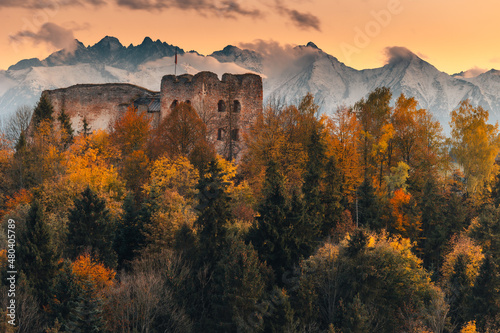 A view of the Czorsztyn castle against the backdrop of the Tatra Mountains, surrounded by an autumn landscape.