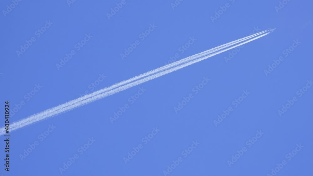 快晴の青空に描かれる飛行機雲。
ビジネス、成功、躍進のイメージ
快晴の青空に描かれる飛行機雲。
ビジネス、成功、躍進のイメージ