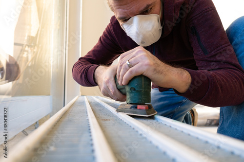 Fotografie Home Renovation Project, Sanding Old Radiator