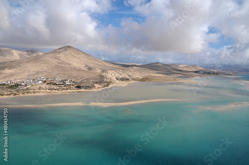 Fotografía aérea de la costa y playas de Sotavento en la isla de Fuerteventura, Canarias