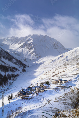  Il piccolo borgo di Ferrere, raggiungibile soltanto a piedi durante la stagione invernale. Valle Stura - Provincia di Cuneo- Piemonte 