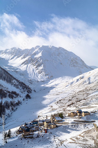  Il piccolo borgo di Ferrere, raggiungibile soltanto a piedi durante la stagione invernale. Valle Stura - Provincia di Cuneo- Piemonte 