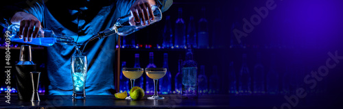Canvas Print Bartender's hands serving cocktails on bar counter in a restaurant, pub