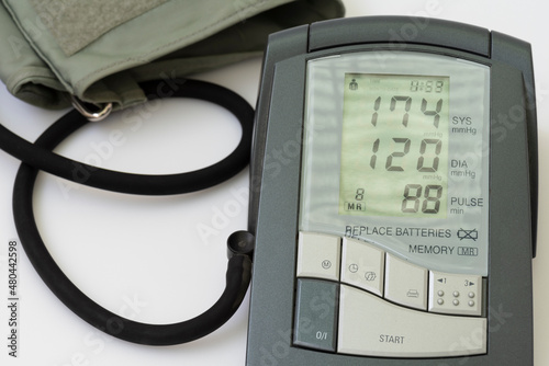 Monitor de presión arterial digital con lectura de presión arterial muy alta