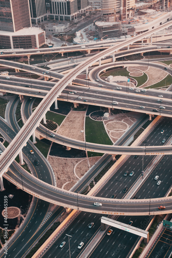 Obraz premium DUBAI, UAE - FEBRUARY 2018: Traffic on a busy intersection on Sheikh Zayed highway
