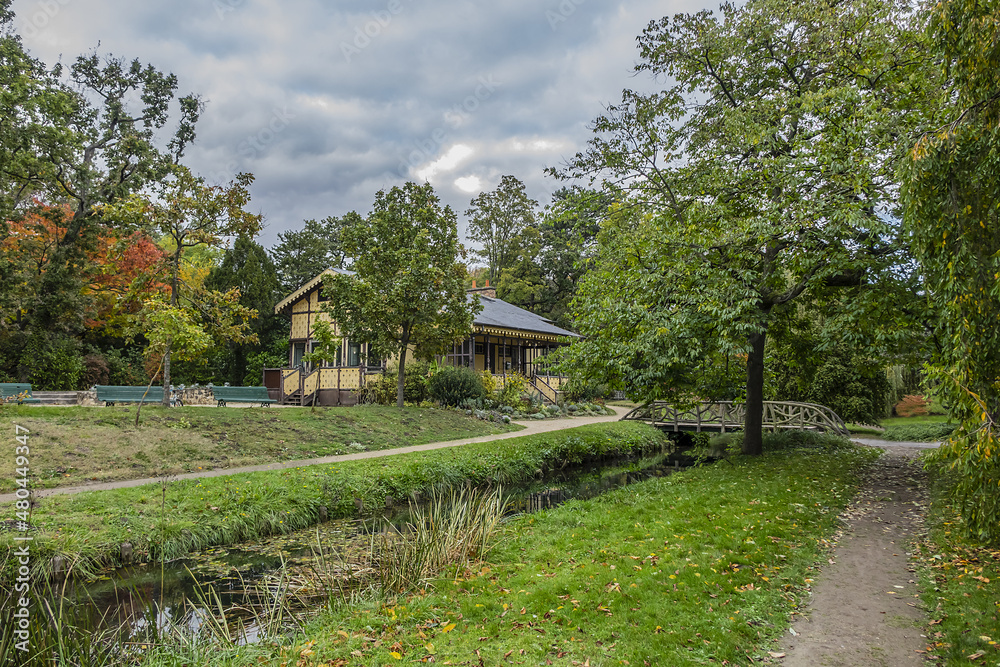 Autumn in Bois de Boulonge park. Bois de Boulogne ( Autumn in Bois de Boulonge park. Bois de Boulogne (