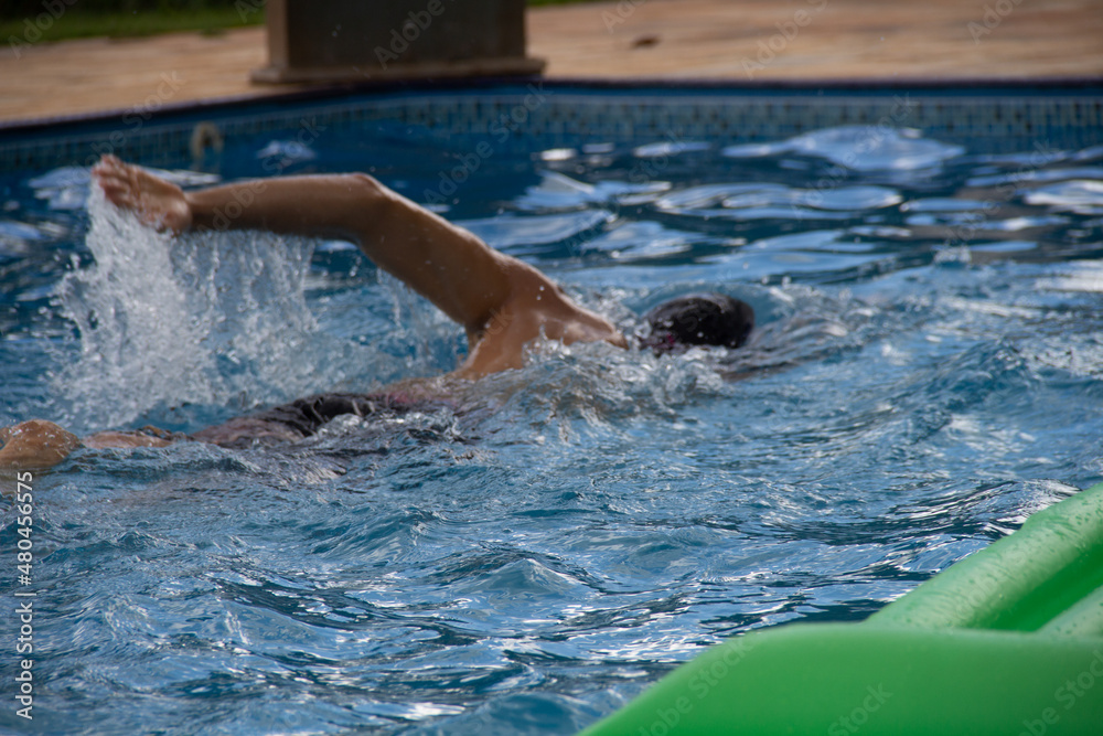 Pessoa nadando, foto tirada em Bragança Paulista