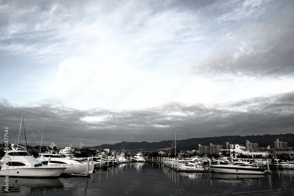 Fototapeta premium ヨットハーバーの朝。遠くに六甲の山並み。芦屋浜で撮影