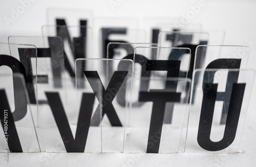 Conjunto de letras formadas aleatoriamente sobre fondo blanco de plástico transparente photo