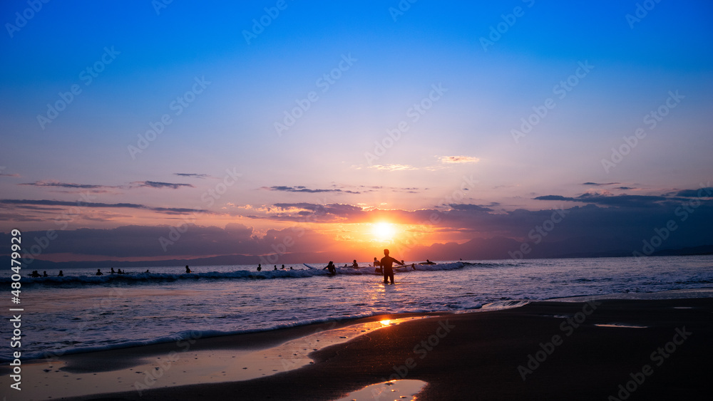 日本の綺麗な夕日と海岸の景色 サーフィンを楽しみむ人のシルエット Stock Photo Adobe Stock