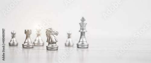 Valokuva Close-up king chess bishop and knight standing teamwork with chess pieces concepts of business team and leadership strategy and organization risk management or team player