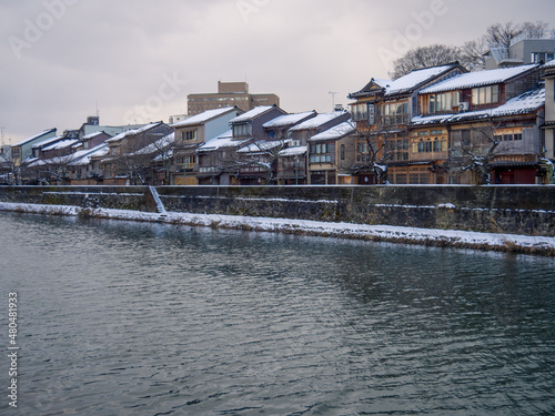 冬の主計町茶屋街と浅野川