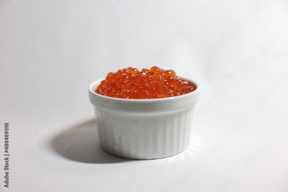 小皿に入ったイクラ