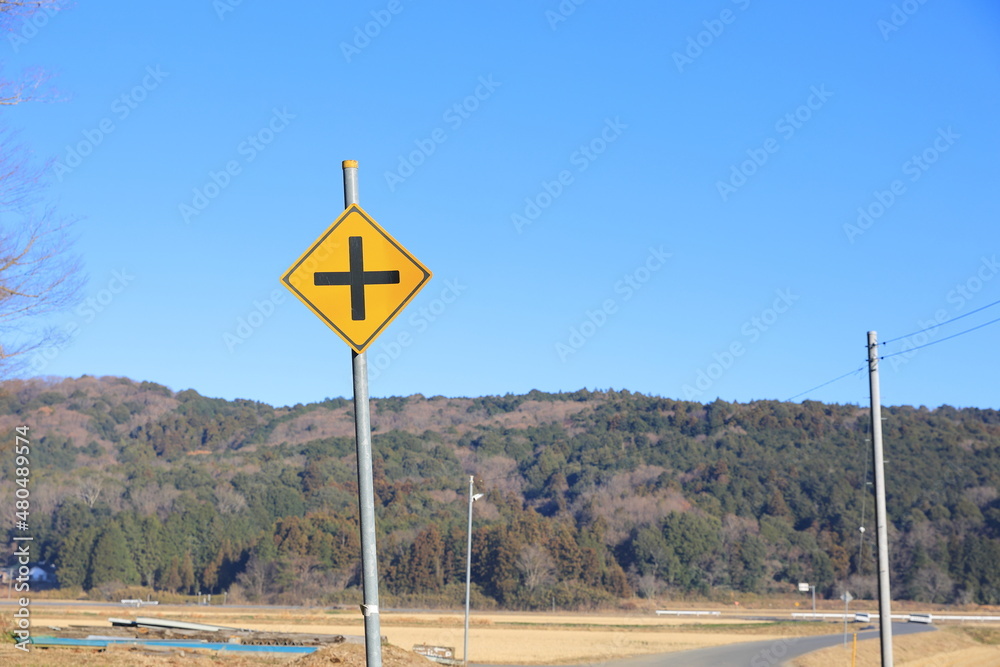 日本にある十字型交差点ありを意味する道路の警戒標識 日本にある十字型交差点ありを意味する道路の警戒標識
