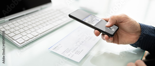 Fotografia Scanning Remote Deposit Check Document Using Phone