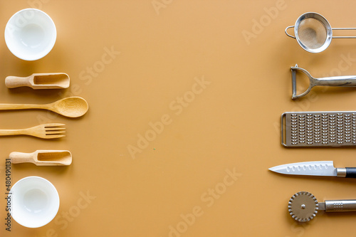 Foto Food cooking background with kitchen utensils and cookware