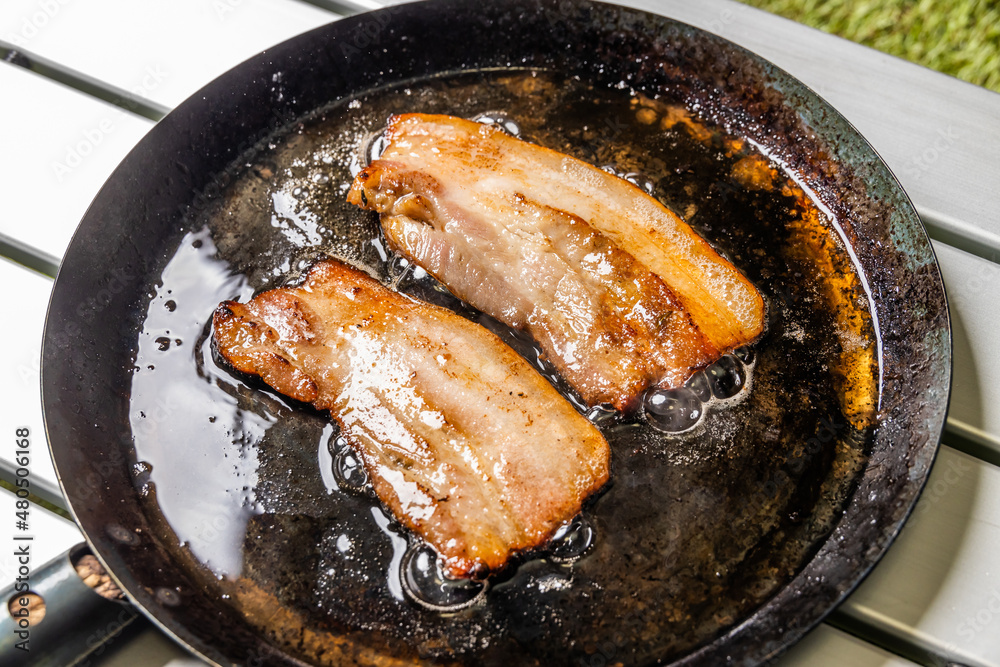 手作りベーコン Bake homemade bacon outdoors 手作りベーコン Bake homemade bacon outdoors