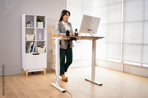 Bild auf Leinwand Adjustable Height Desk Stand In Office