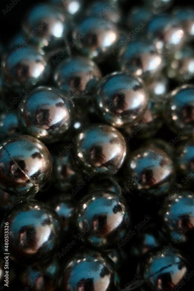 Billes de métal argent entremêlées réfléchissant la lumière Billes de métal argent entremêlées réfléchissant la lumière