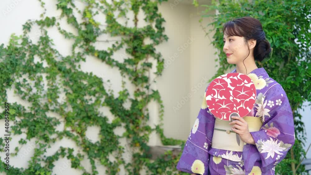 浴衣を着た女性 浴衣を着た女性
