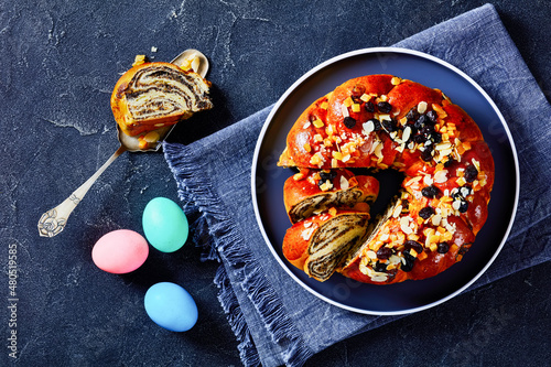 Foto easter bread wreath sprinkled with fruits and nuts