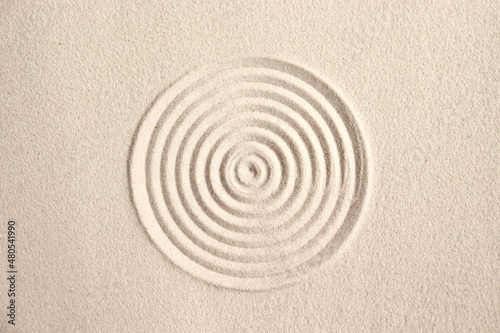 Fotografia A circle in the sand. Zen Japanese garden. Background.