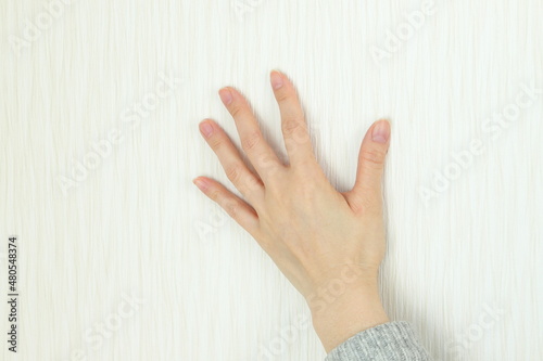 壁に手を触れる 静電気 放電 イメージ