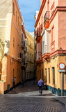 Calle en barrio antiguo de Cádiz, España	