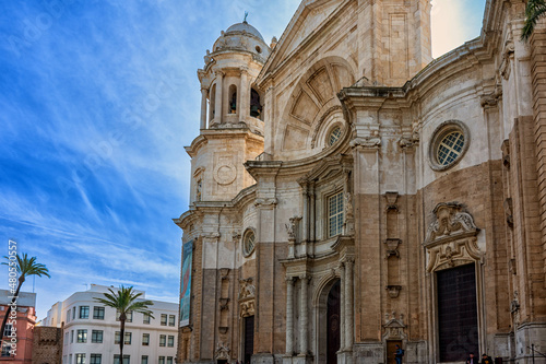 Catedral de la Santa Cruz sobre el mar y sus detalles en Cádiz, España