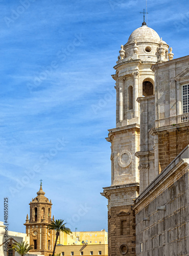 Catedral de la Santa Cruz sobre el Mar en Cádiz, España 