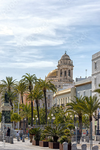Vista de la Catedral de Cádiz desde la Plaza de San Juan de Dios en Cádiz