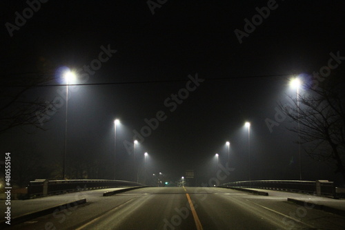 靄の夜、橋の上で