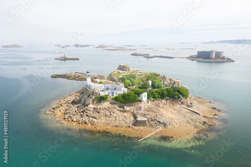 Vue aérienne de la baie de Morlaix avec l'île Louet et le chateau du taureau en Bretagne dans le Finistere photo
