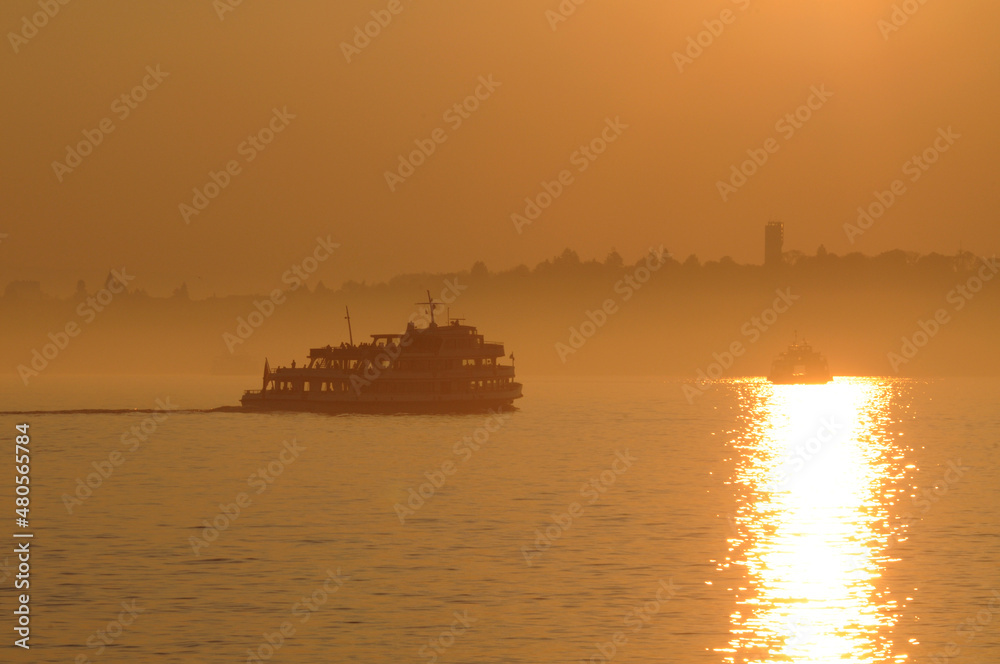 Schiff auf dem Bodensee bei Sonnenuntergang
