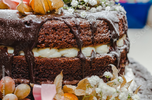 Expressiva camada de massa macia de um belo bolo ornamento para comemorações e eventos especiais photo