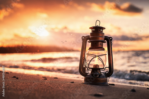 Öllampe im Sonnenuntergang © UseDomer Fotografie