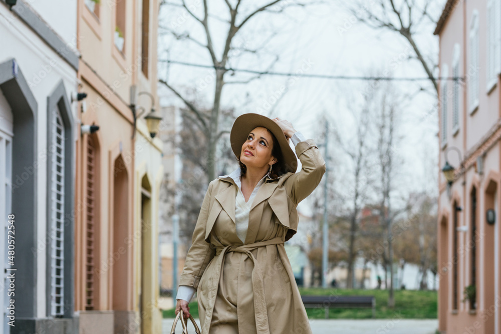 Fototapeta premium Stylish woman enjoying a walk through the city streets.