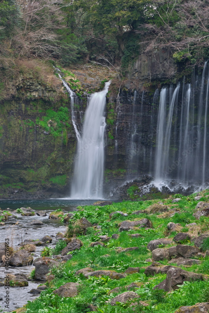 Obraz premium 雪解け水が作る滝