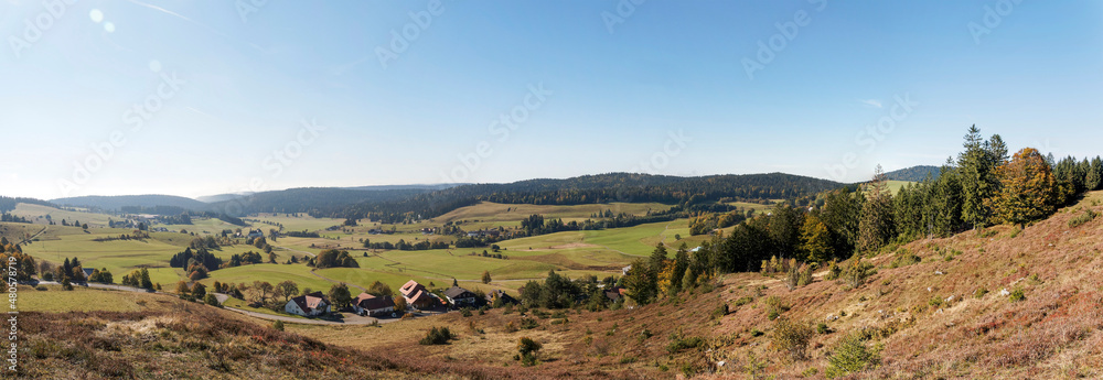 Naturpark Südschwarzwald. Ibach im Hotzenwald. Blick vom Ibacher Friedenskreuz. Panoramaweg zwischen Ibacher Kreuz und Geisberg