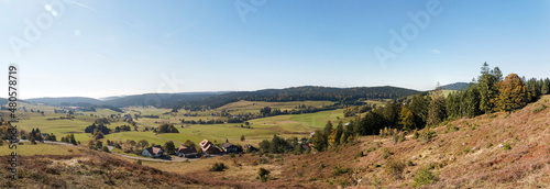 Naturpark Südschwarzwald. Ibach im Hotzenwald. Blick vom Ibacher Friedenskreuz. Panoramaweg zwischen Ibacher Kreuz und Geisberg