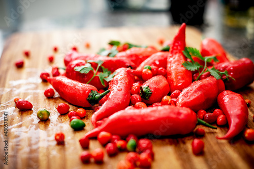 Pimentas vermelhas frescas sobre a tábua
