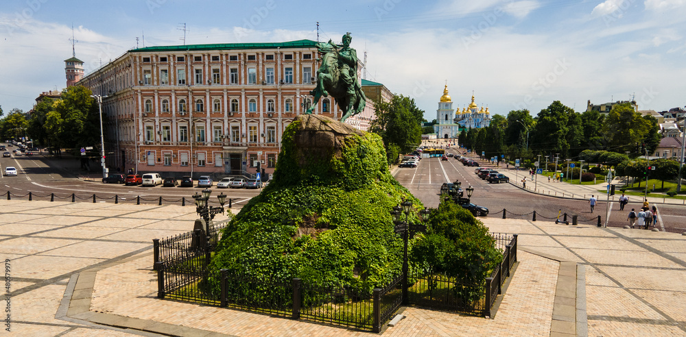 Fototapeta premium Monument to Bohdan Khmelnitsky in Kiev - a monument to the Hetman of Ukraine