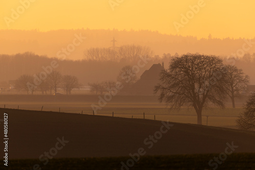 bauernhof im abendrot bei kirchberg