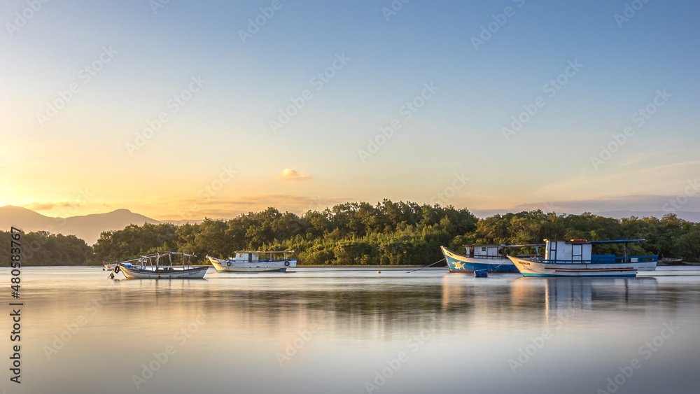 Fototapeta premium Fim de tarde com barcos de pesca no mar