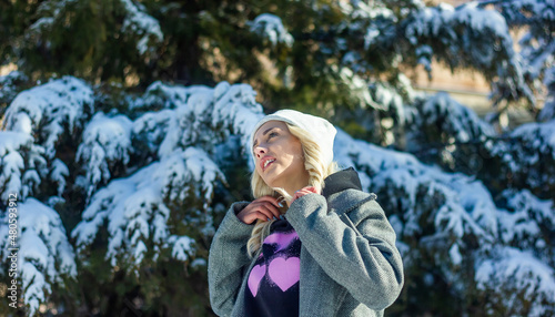 portrait of a woman in a park, portrait of a woman in winter park, portrait of a blonde woman, woman in hat