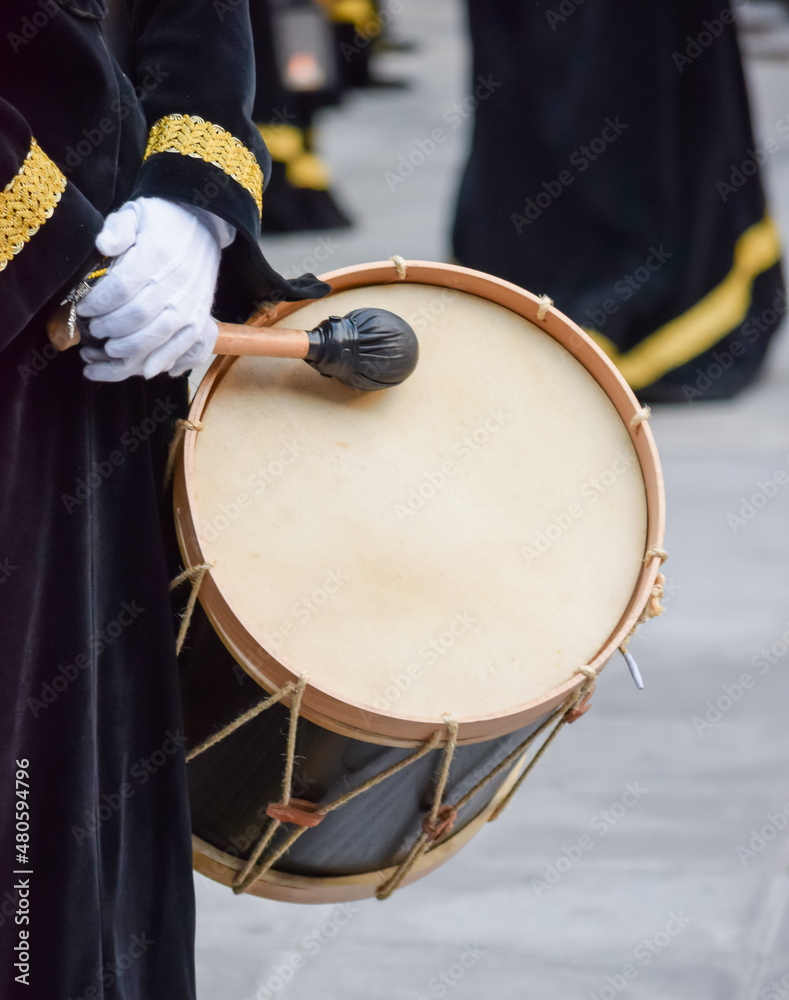 Primer plano tambor banda musical de una cofradía durante la semana santa  de Valladolid, España Stock Photo